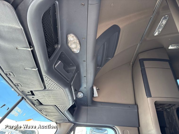 image for item YA1780 2019 Freightliner Cascadia 125 semi truck