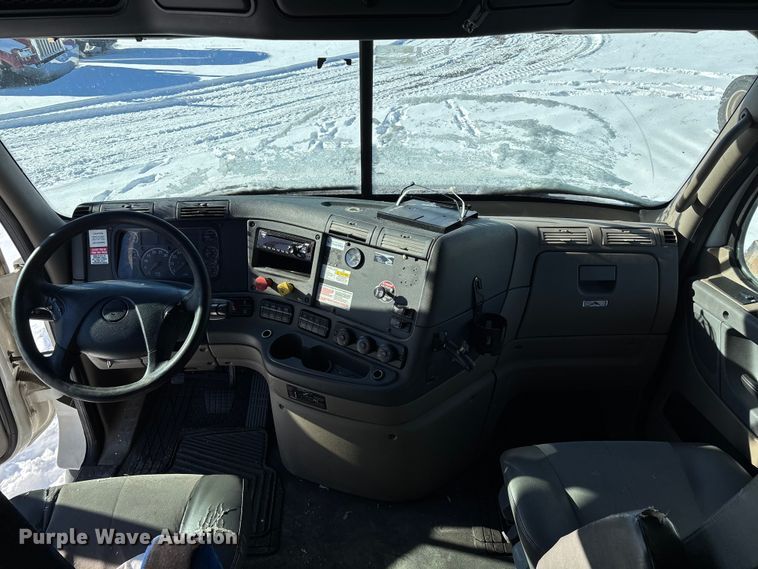 image for item YA1780 2019 Freightliner Cascadia 125 semi truck