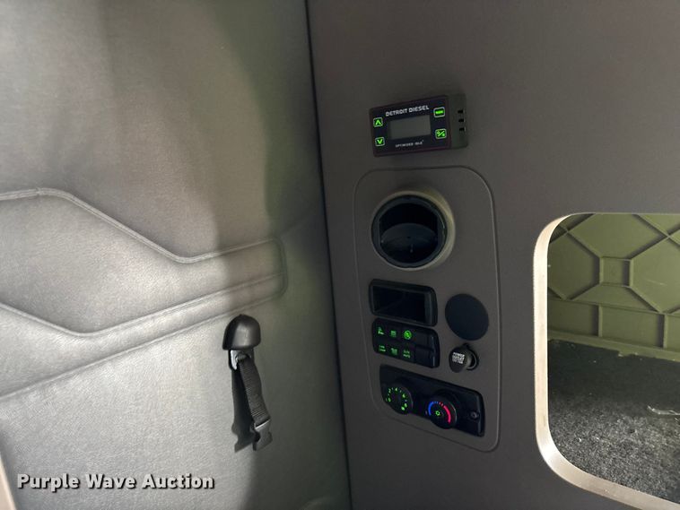 image for item YA1780 2019 Freightliner Cascadia 125 semi truck