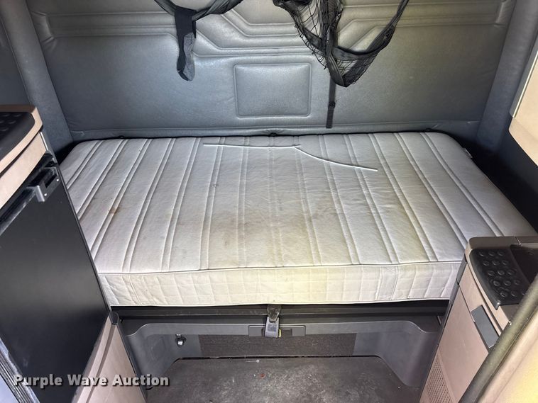 image for item YA1780 2019 Freightliner Cascadia 125 semi truck