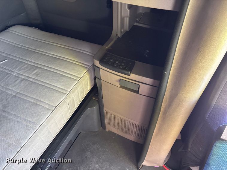 image for item YA1780 2019 Freightliner Cascadia 125 semi truck