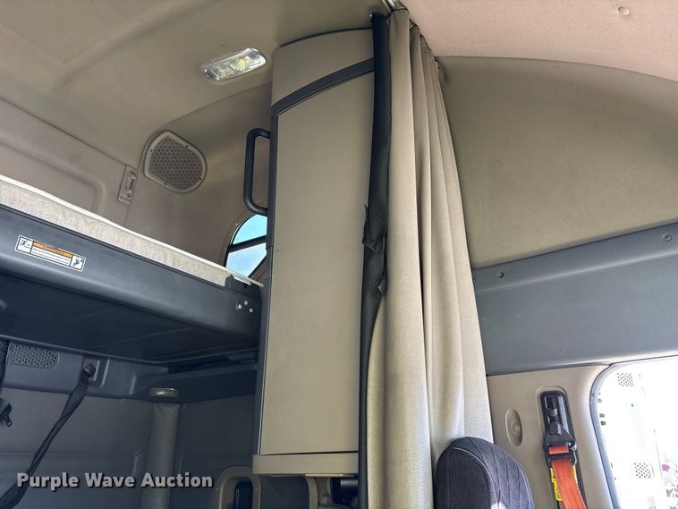 image for item YA1780 2019 Freightliner Cascadia 125 semi truck