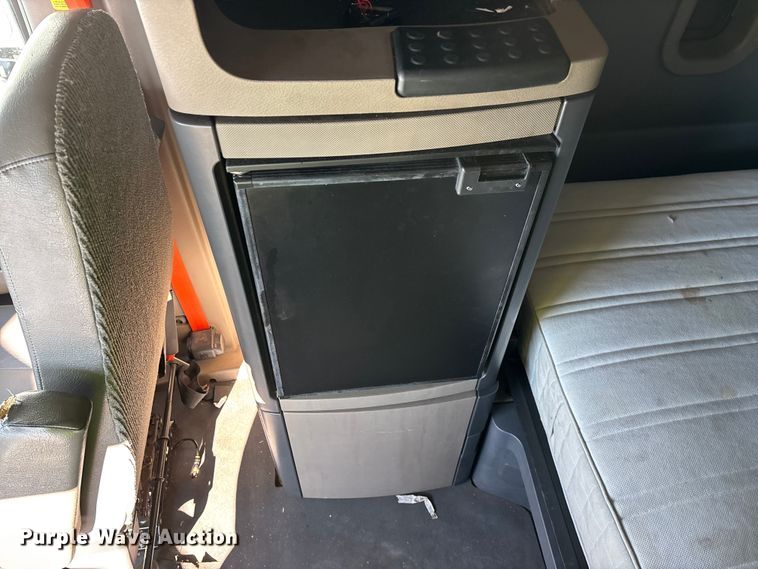 image for item YA1780 2019 Freightliner Cascadia 125 semi truck