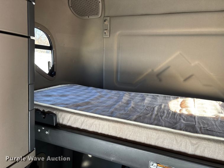 image for item YA1780 2019 Freightliner Cascadia 125 semi truck