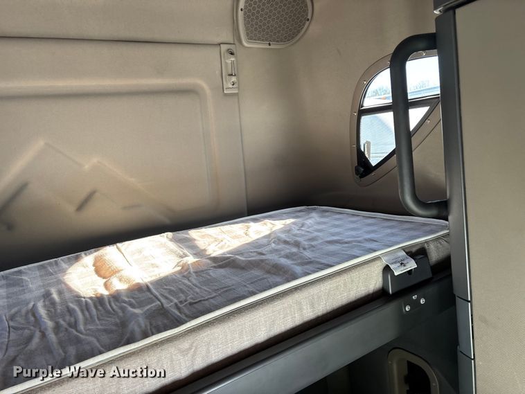 image for item YA1780 2019 Freightliner Cascadia 125 semi truck