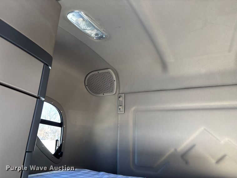 image for item YA1780 2019 Freightliner Cascadia 125 semi truck