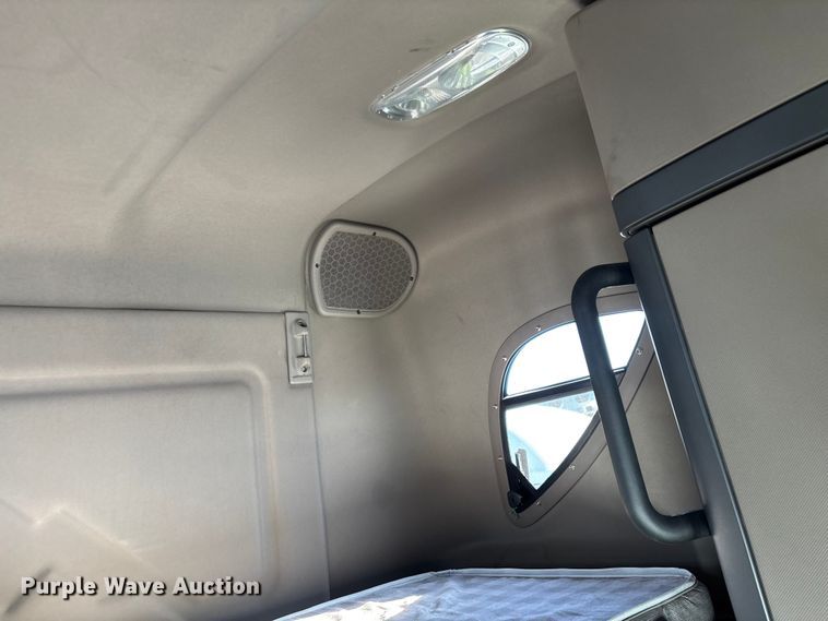 image for item YA1780 2019 Freightliner Cascadia 125 semi truck