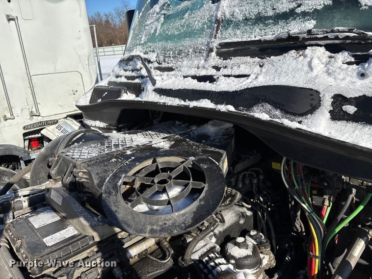 image for item YA1780 2019 Freightliner Cascadia 125 semi truck