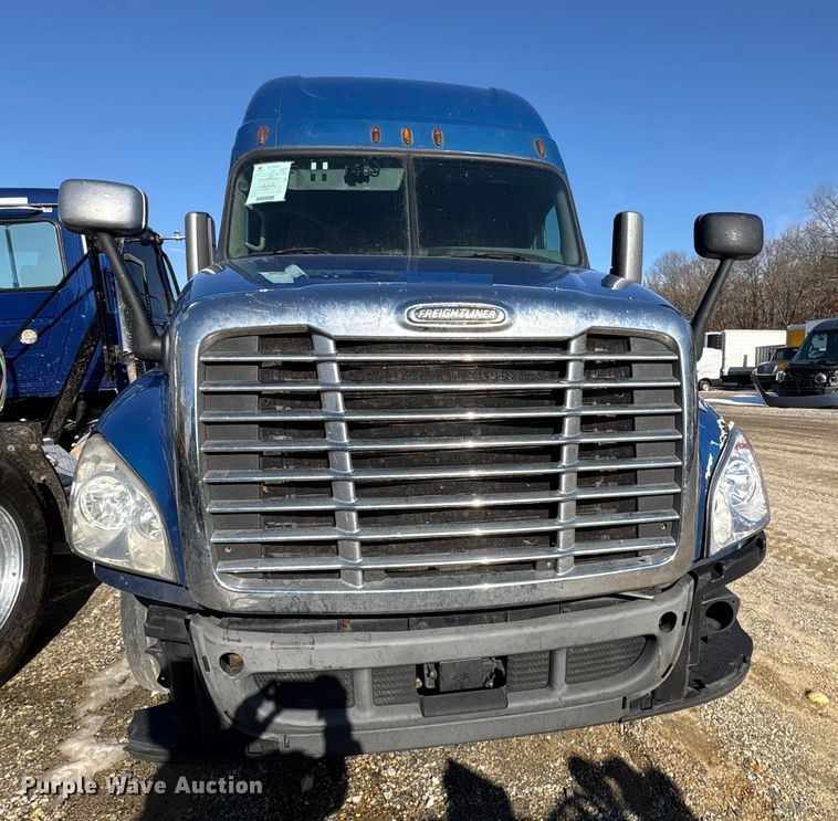 image for item YA1782 2017 Freightliner Cascadia semi truck