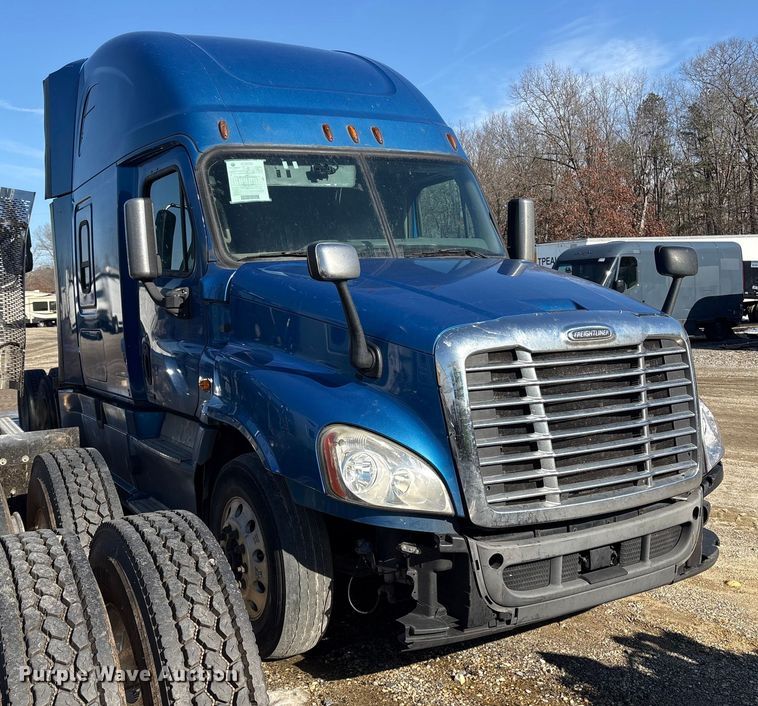 image for item YA1782 2017 Freightliner Cascadia semi truck