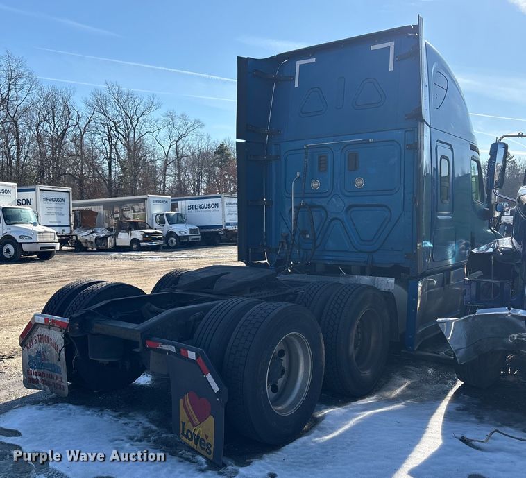 image for item YA1782 2017 Freightliner Cascadia semi truck