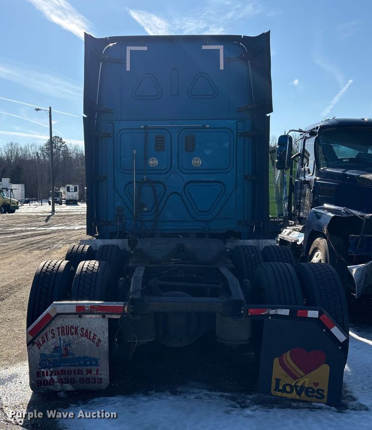 image for item YA1782 2017 Freightliner Cascadia semi truck