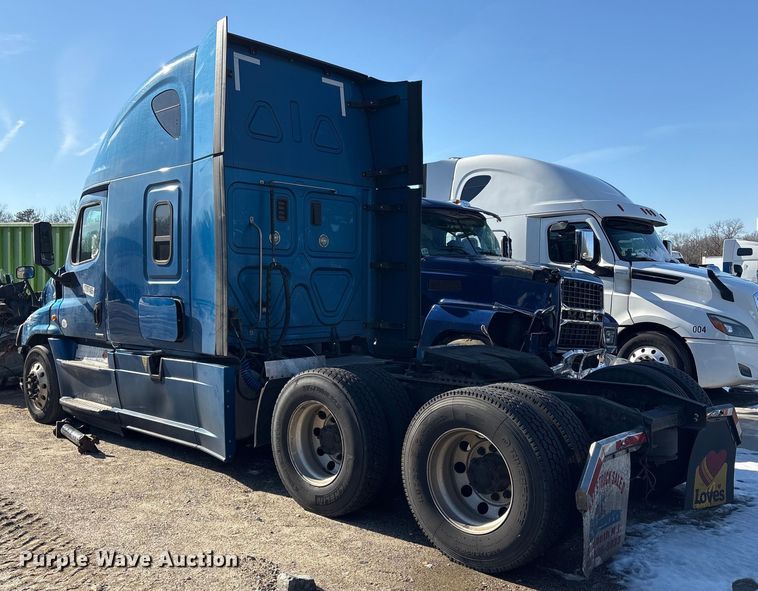 image for item YA1782 2017 Freightliner Cascadia semi truck