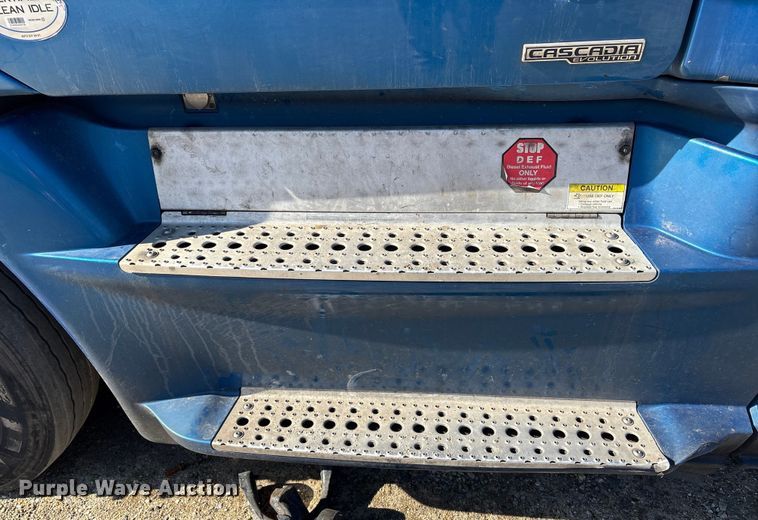 image for item YA1782 2017 Freightliner Cascadia semi truck