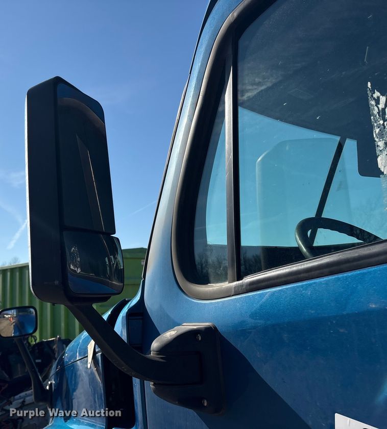 image for item YA1782 2017 Freightliner Cascadia semi truck