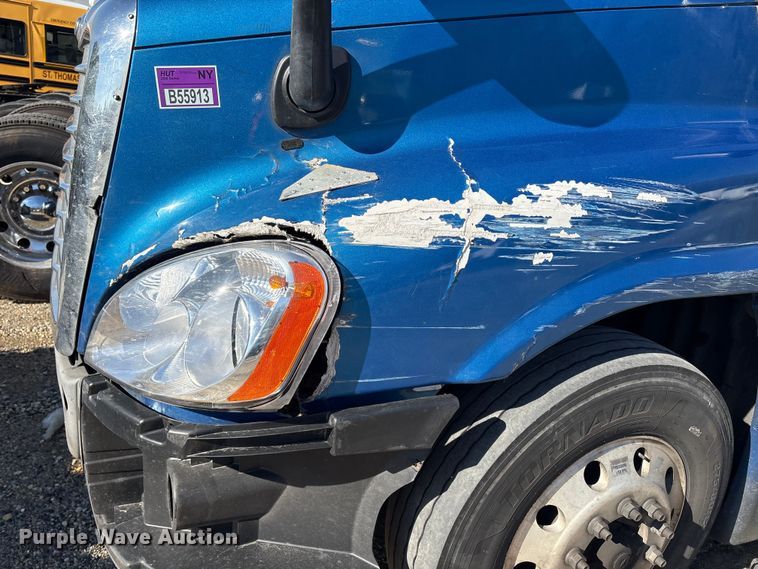 image for item YA1782 2017 Freightliner Cascadia semi truck