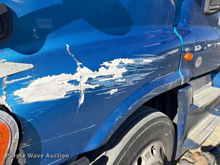 image for item YA1782 2017 Freightliner Cascadia semi truck