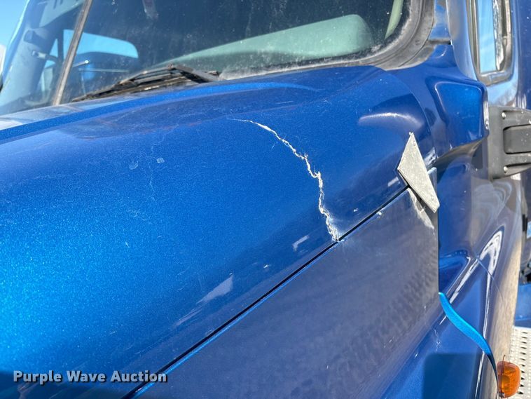 image for item YA1782 2017 Freightliner Cascadia semi truck