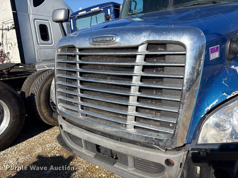 image for item YA1782 2017 Freightliner Cascadia semi truck