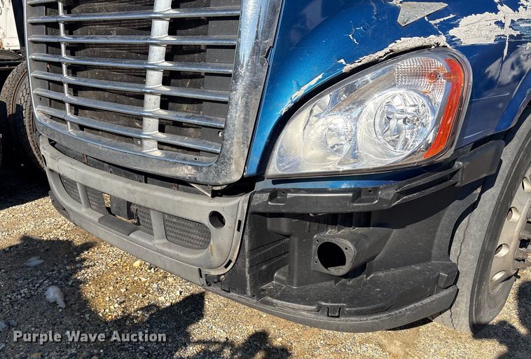 image for item YA1782 2017 Freightliner Cascadia semi truck