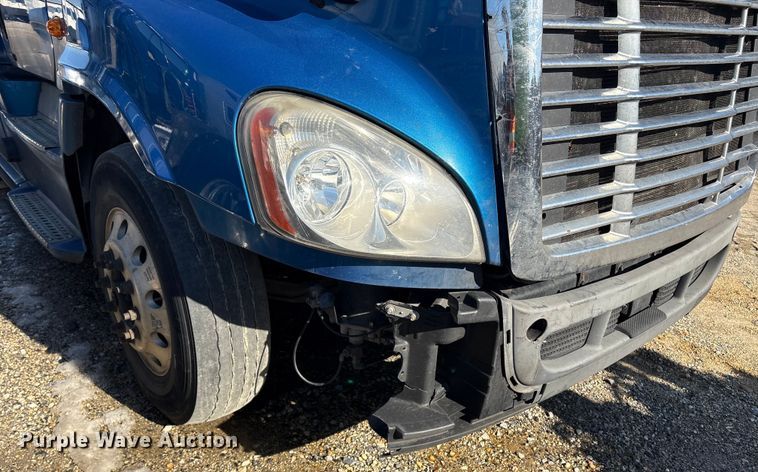 image for item YA1782 2017 Freightliner Cascadia semi truck