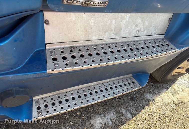 image for item YA1782 2017 Freightliner Cascadia semi truck