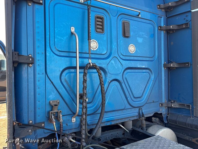 image for item YA1782 2017 Freightliner Cascadia semi truck