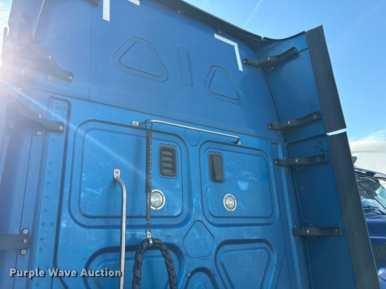 image for item YA1782 2017 Freightliner Cascadia semi truck