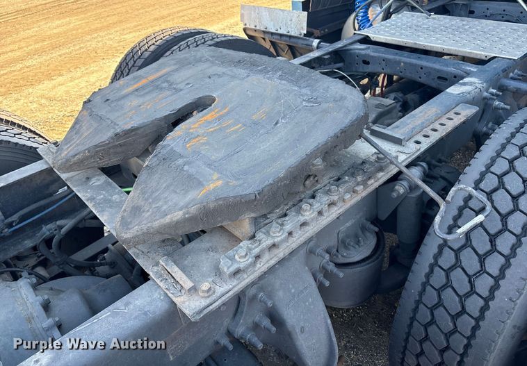 image for item YA1782 2017 Freightliner Cascadia semi truck