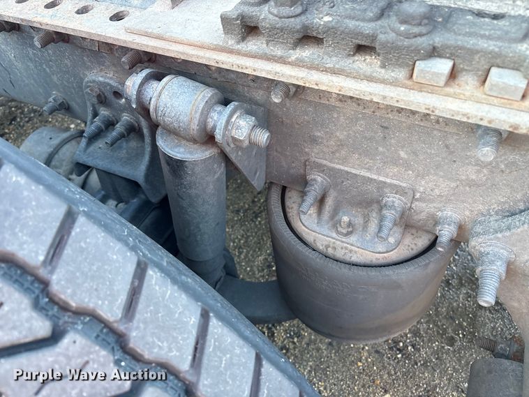 image for item YA1782 2017 Freightliner Cascadia semi truck