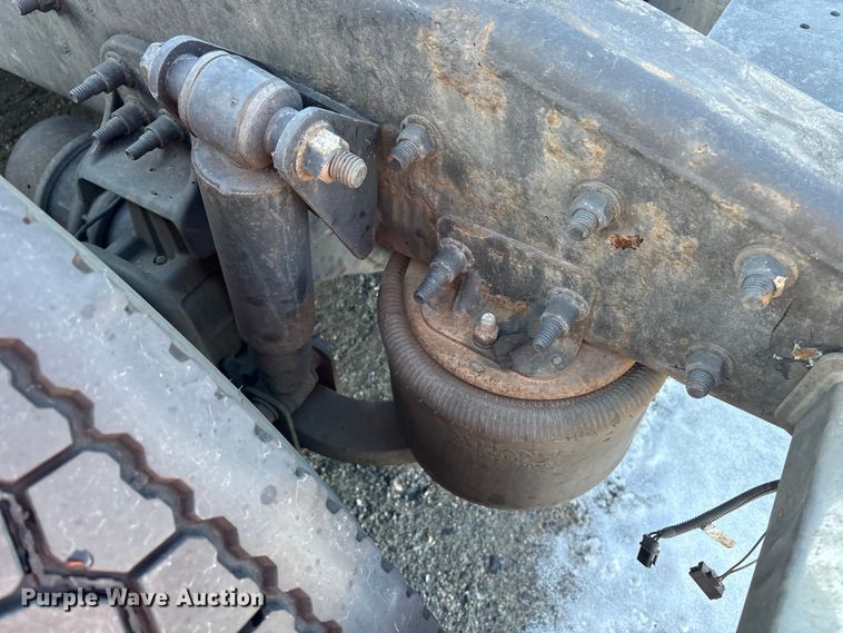 image for item YA1782 2017 Freightliner Cascadia semi truck