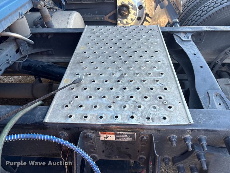 image for item YA1782 2017 Freightliner Cascadia semi truck