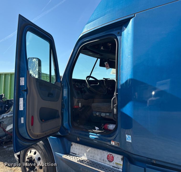 image for item YA1782 2017 Freightliner Cascadia semi truck