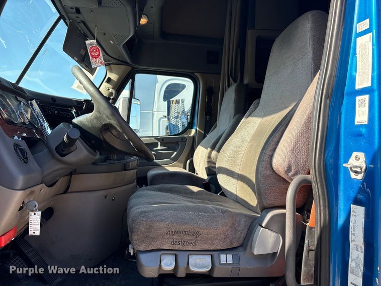 image for item YA1782 2017 Freightliner Cascadia semi truck