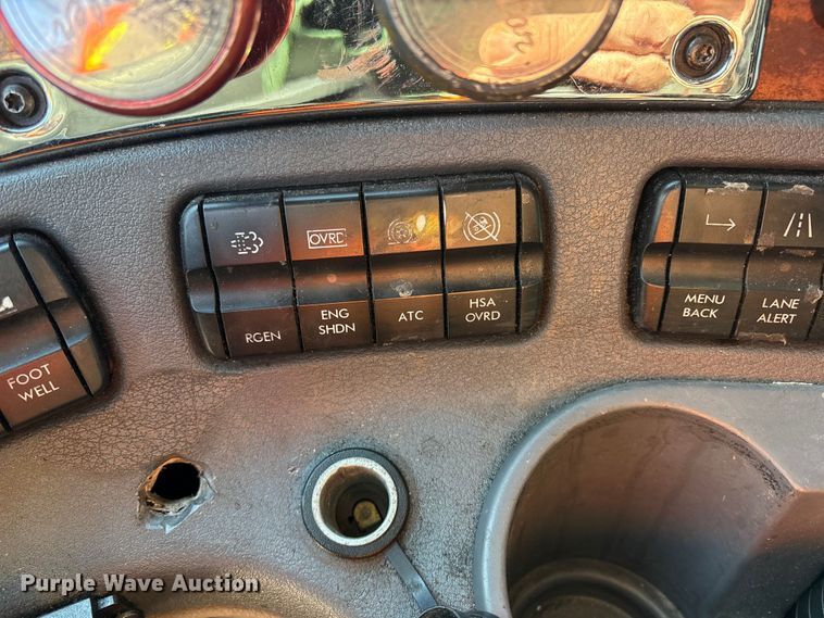 image for item YA1782 2017 Freightliner Cascadia semi truck