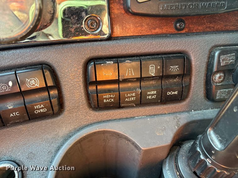 image for item YA1782 2017 Freightliner Cascadia semi truck