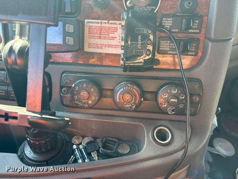 image for item YA1782 2017 Freightliner Cascadia semi truck