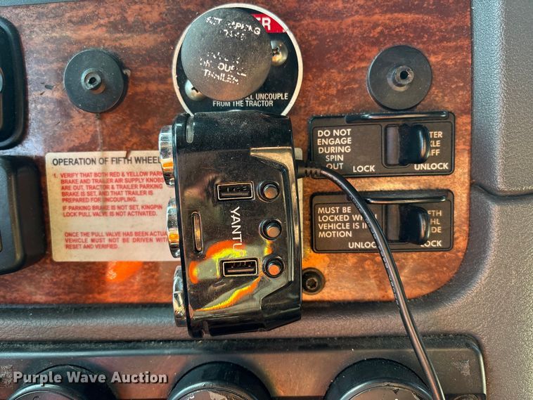 image for item YA1782 2017 Freightliner Cascadia semi truck