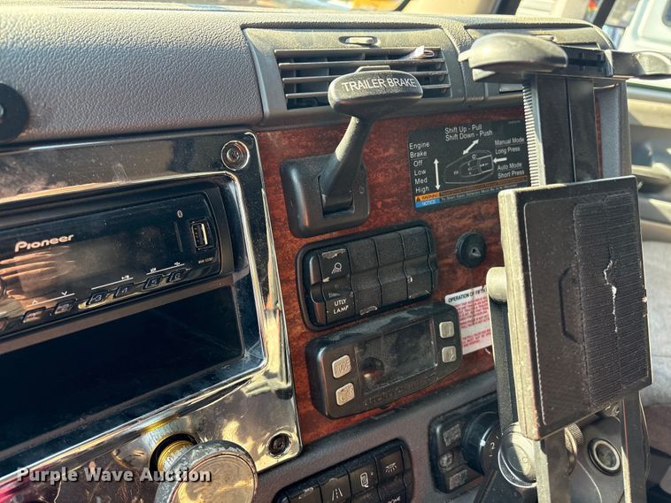 image for item YA1782 2017 Freightliner Cascadia semi truck