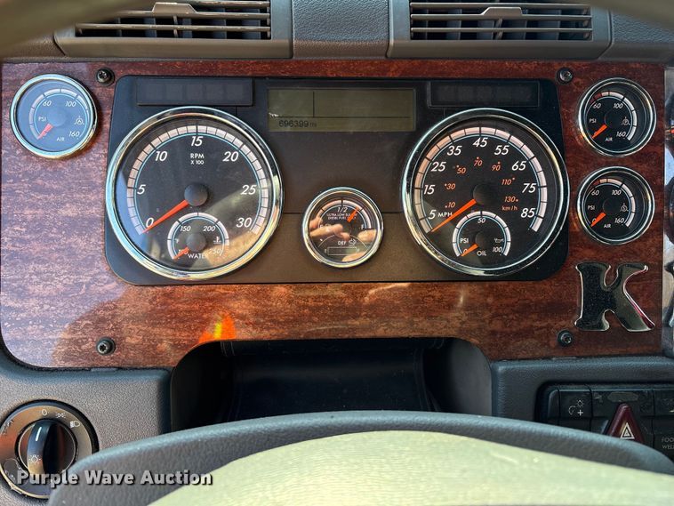 image for item YA1782 2017 Freightliner Cascadia semi truck