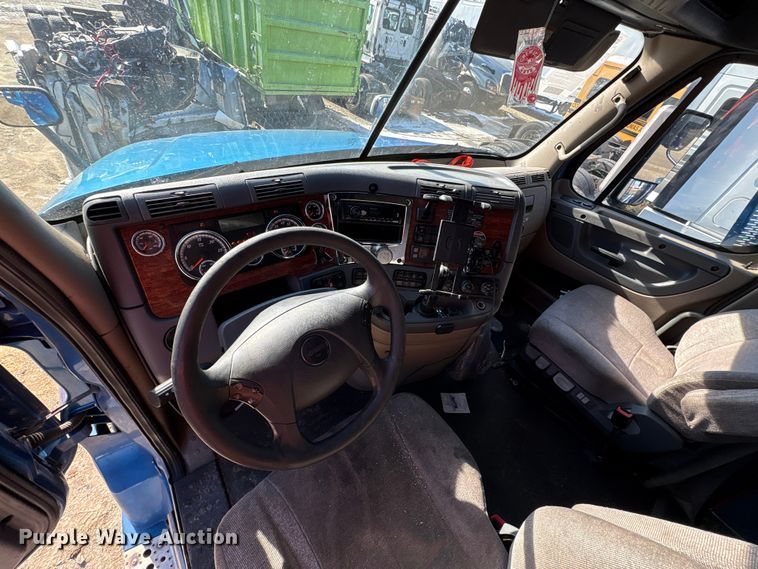 image for item YA1782 2017 Freightliner Cascadia semi truck