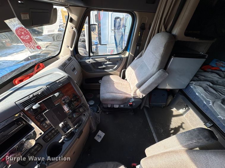 image for item YA1782 2017 Freightliner Cascadia semi truck