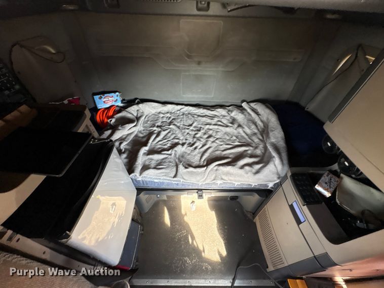 image for item YA1782 2017 Freightliner Cascadia semi truck