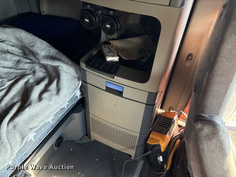 image for item YA1782 2017 Freightliner Cascadia semi truck