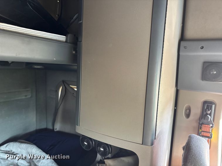 image for item YA1782 2017 Freightliner Cascadia semi truck