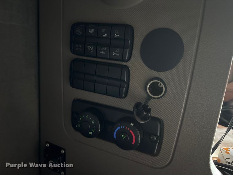 image for item YA1782 2017 Freightliner Cascadia semi truck