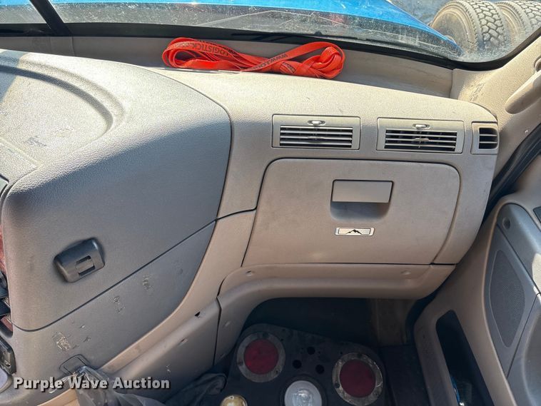 image for item YA1782 2017 Freightliner Cascadia semi truck