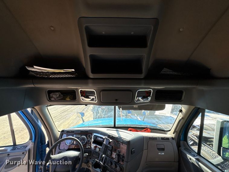 image for item YA1782 2017 Freightliner Cascadia semi truck