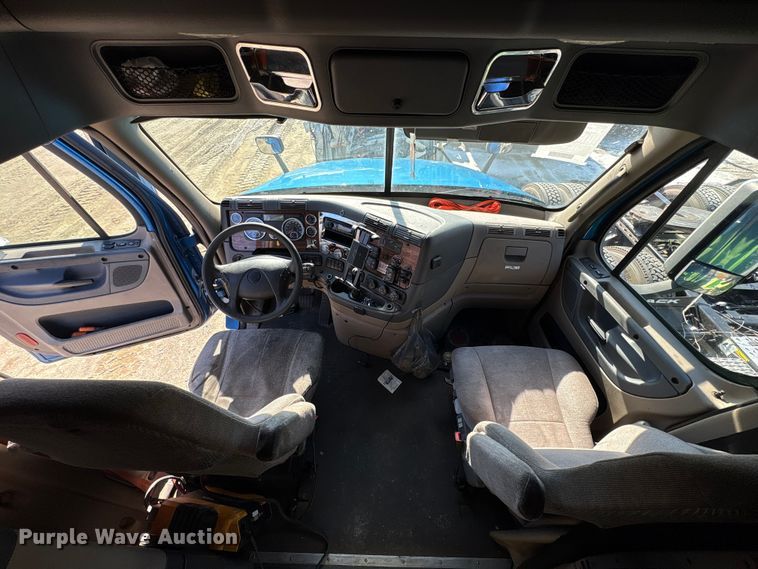 image for item YA1782 2017 Freightliner Cascadia semi truck