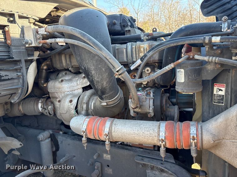 image for item YA1782 2017 Freightliner Cascadia semi truck